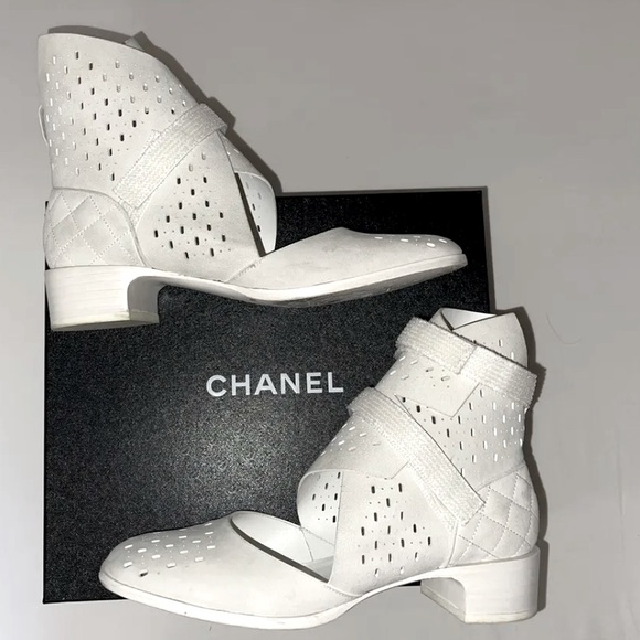 AUTHENTIC CHANEL 17S PERFORATED SUEDE WHITE SHORT BOOT $1125 42EU/12US - Picture 8 of 11